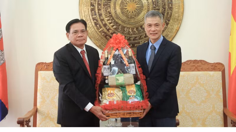 Đại sứ Lào tại Campuchia Buakeo Phumvongsay chúc Tết và tặng quà cán bộ nhân viên Đại sứ quán Việt Nam. (Ảnh: NGUYỄN HIỆP)