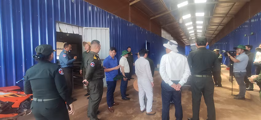 Đoàn đến thăm nhà ở dành cho công nhân nông trường. (Ảnh: NGUYỄN HIỆP)