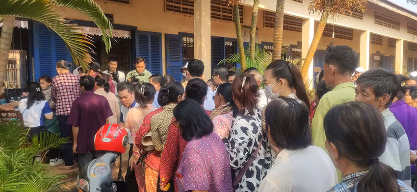500 người gốc Việt Nam và Khmer được khám bệnh và tặng quà. (Ảnh: Nguyễn Hiệp)