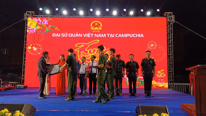 Trao phần thưởng cho những cá nhân có thành tích xuất sắc. (Ảnh: Nguyễn Hiệp) Trao phần thưởng cho những cá nhân có thành tích xuất sắc. (Ảnh: Nguyễn Hiệp)