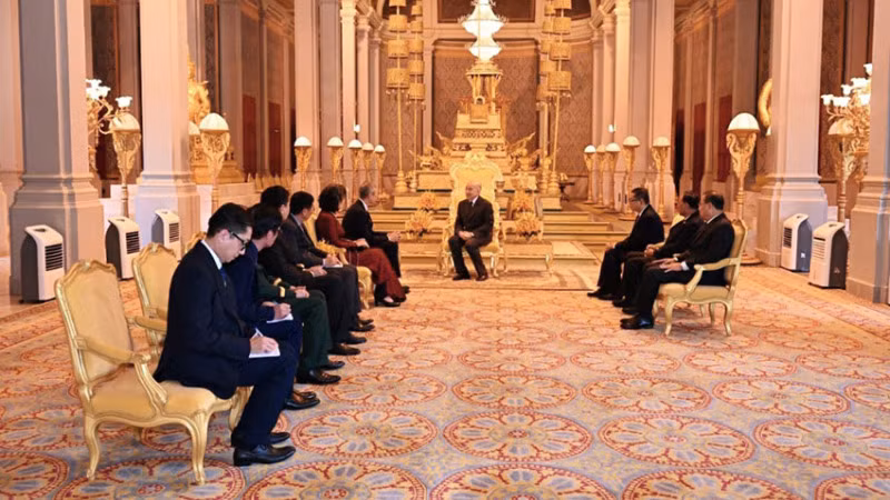 Quốc vương Campuchia Norodom Sihamoni tiếp Đại sứ Nguyễn Minh Vũ và các thành viên trong đoàn Đại sứ quán Việt Nam tại Campuchia. (Ảnh: Hoàng cung Campuchia)