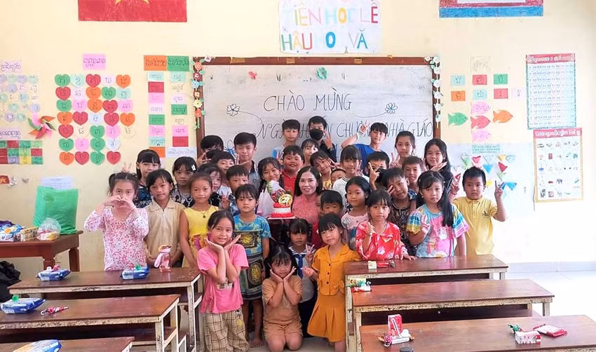 Cô giáo Lê Thị Thùy Linh dạy môn tiếng Việt cùng các em học sinh tại Siem Reap. (Ảnh: Nguyễn Hiệp)