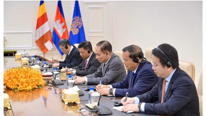 Đồng chí Lê Hoài Trung chúc mừng những thành tựu to lớn của đất nước Campuchia. (Ảnh: Fresh News)