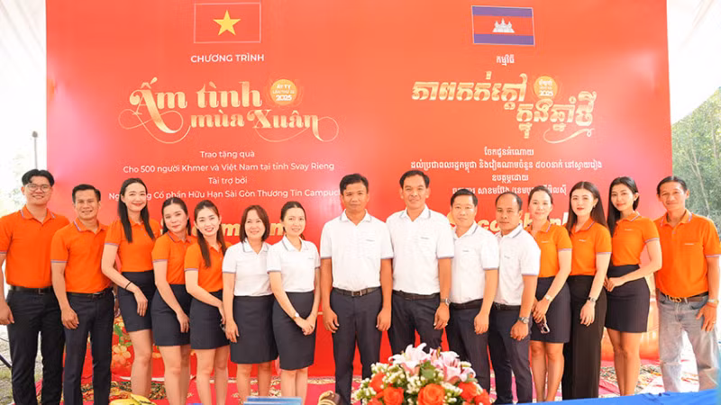 Tập thể cán bộ nhân viên Sacombank Cambodia tham gia hoạt động tặng quà tết cho các gia đình nghèo tại Svay Rieng. (Ảnh: NGUYỄN HIỆP)