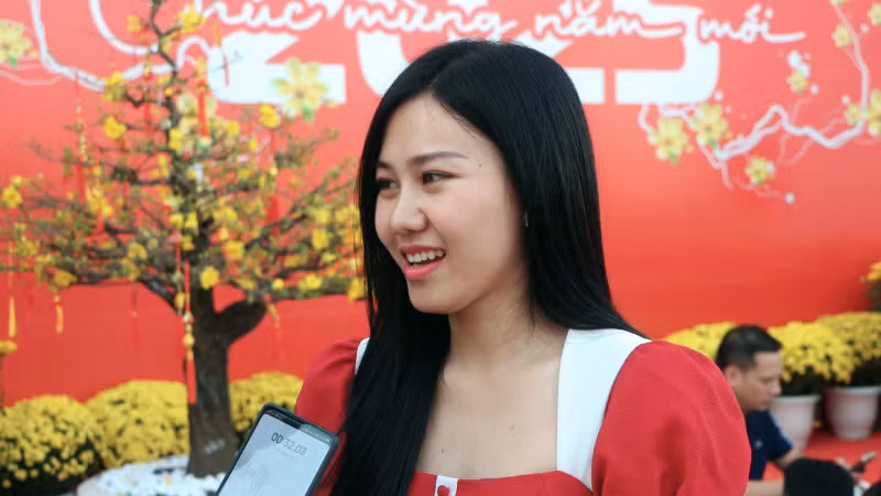 Chị Va Srey Mey chia sẻ về kỹ thuật gói bánh chưng chị học được trong thời gian làm việc tại doanh nghiệp Việt Nam. (Ảnh: HUY VŨ)