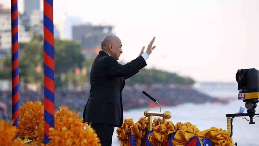 Quốc vương Norodom Sihamoni khai mạc Lễ hội đua thuyền, thả hoa đăng, cúng trăng, đút cốm dẹp. (Ảnh: AKP)
