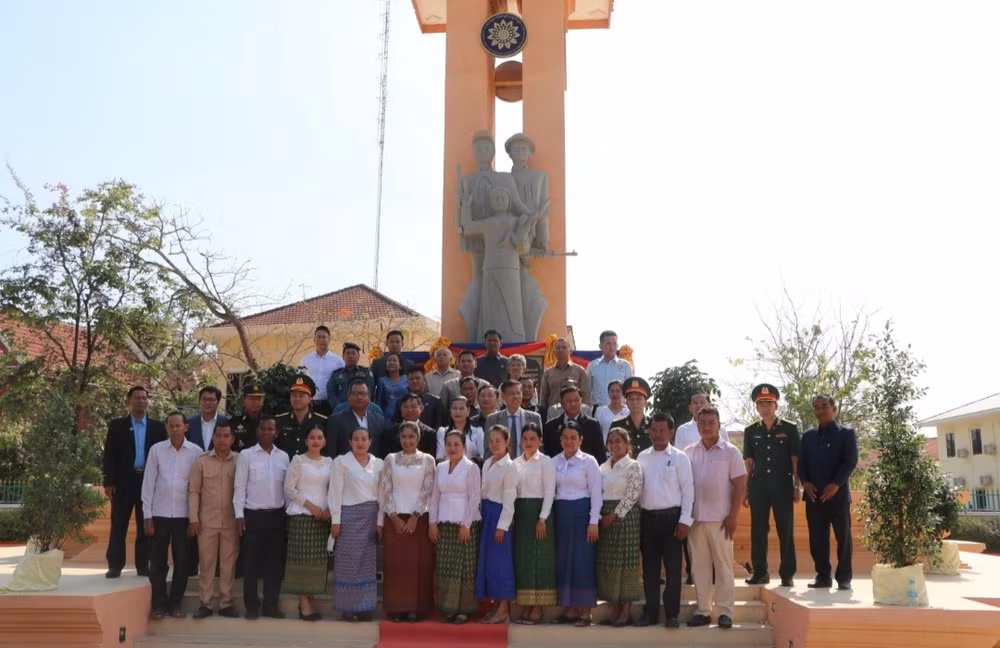 Các đại biểu chụp ảnh lưu niệm trong lễ khánh thành. (Ảnh: NGUYỄN HIỆP) Các đại biểu chụp ảnh lưu niệm trong lễ khánh thành. (Ảnh: NGUYỄN HIỆP)