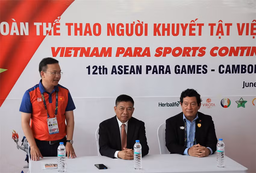 Trưởng đoàn Nguyễn Hồng Minh báo cáo với Đại sứ và các đại biểu. (Ảnh: NGUYỄN HIỆP)