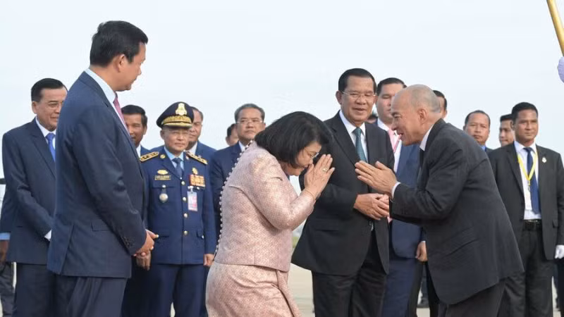 Các nhà lãnh đạo Campuchia đón Quốc vương Norodom Sihamoni trở về sau chuyến thăm cấp Nhà nước tới Việt Nam. (Ảnh: AKP)
