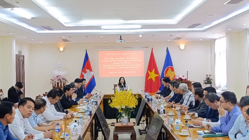 Thứ trưởng Lê Thị Thu Hằng gặp gỡ và nói chuyện với Hiệp hội doanh nghiệp Việt Nam-Campuchia và Hội Khmer-Việt Nam tại Campuchia. (Ảnh: NGUYỄN HIỆP)