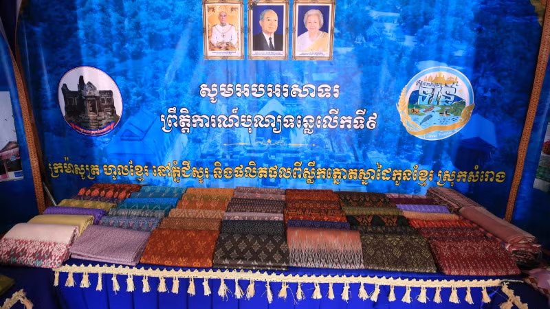 Lụa tơ tằm là sản phẩm nổi bật của các làng nghề ở Takeo (Ảnh: HUY VŨ)