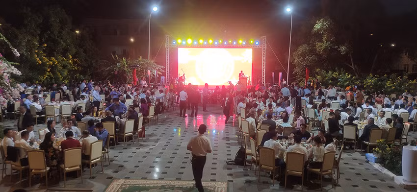 Chương trình gặp gỡ “Xuân Quê hương-Giáp Thìn 2024” được tổ chức trong khuôn viên Đại sứ quán Việt Nam ở Thủ đô Phnom Penh. Ảnh: NGUYỄN HIỆP