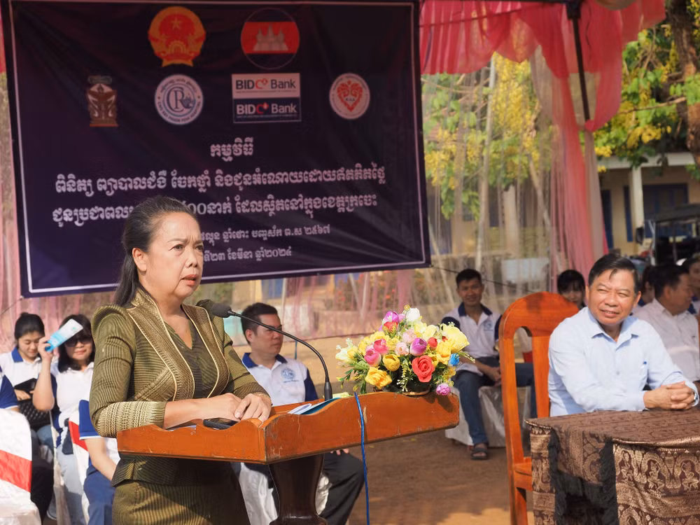 Phó Tỉnh trưởng tỉnh Kratie Kham Sopheap đánh giá cao ý nghĩa của chương trình khám bệnh từ thiện. (Ảnh: Nguyễn Hiệp)