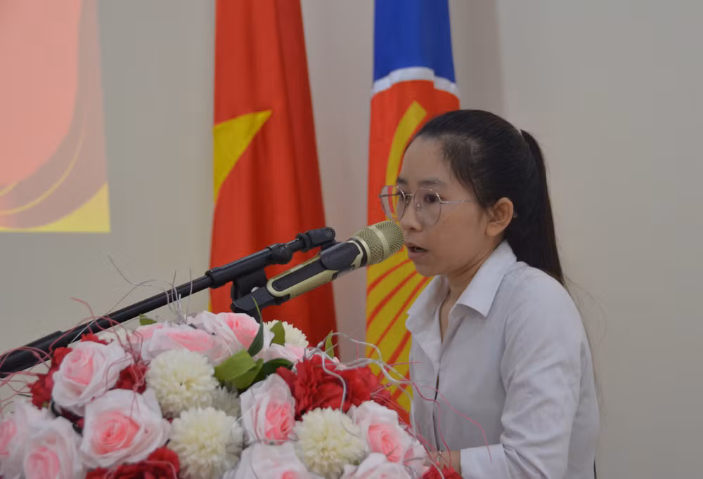 Sinh viên Chem Chakrey chia sẻ cảm xúc khi được nhận học bổng. (Ảnh: Sơn Xinh) Sinh viên Chem Chakrey chia sẻ cảm xúc khi được nhận học bổng. (Ảnh: Sơn Xinh)