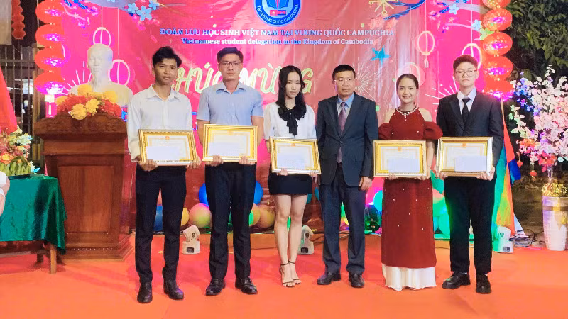 Sinh viên Việt Nam tại Campuchia vui đón năm mới ảnh 3 Sinh viên Việt Nam tại Campuchia vui đón năm mới ảnh 3