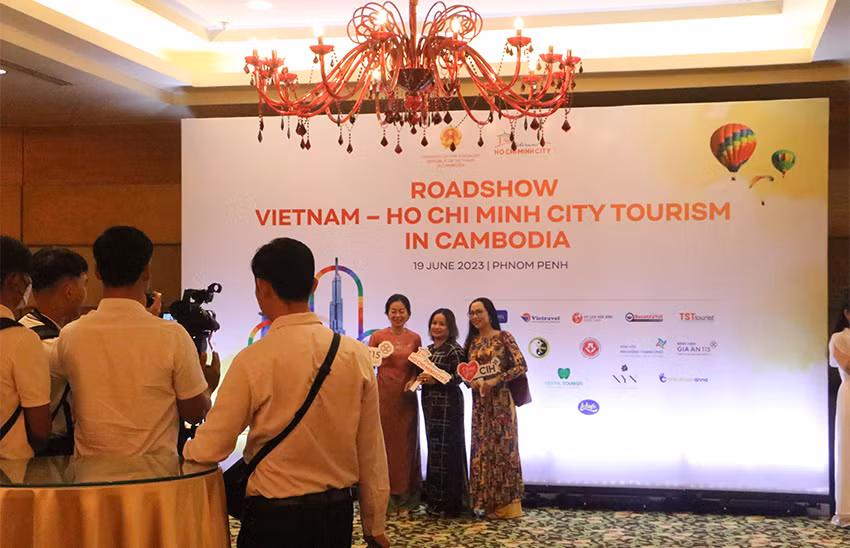 Các đại biểu chụp ảnh lưu niệm tại sự kiện. (Ảnh: NGUYỄN HIỆP) Các đại biểu chụp ảnh lưu niệm tại sự kiện. (Ảnh: NGUYỄN HIỆP)