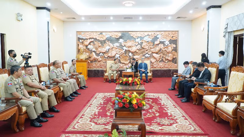 Đại tướng Chhay Kim Khuon (trái) bày tỏ tin tưởng đất nước Việt Nam dưới sự lãnh đạo của Đảng sẽ tiếp tục đạt được những thắng lợi to lớn hơn nữa trên mọi lĩnh vực. (Ảnh: NGUYỄN HIỆP)