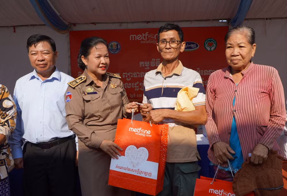 Đại sứ Nguyễn Huy Tăng và Phó Tỉnh trưởng tỉnh Kampong Chhnang Born Sophy phát quà cho bà con đến khám bệnh 