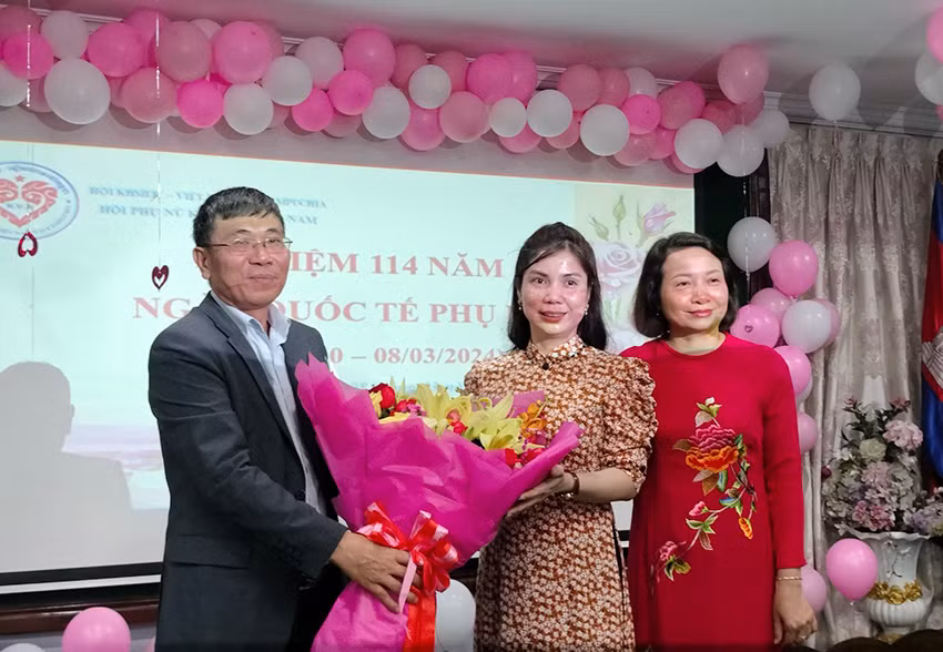 Tham tán Công sứ Đại sứ quán Việt Nam tại Campuchia Ngô Văn Tuất tặng hoa chúc mừng Hội Phụ nữ Khmer-Việt Nam (Ảnh: Sơn Xinh)
