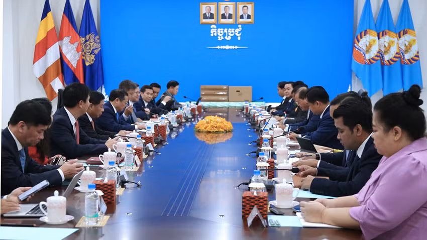 Đoàn đại biểu Ban Tuyên giáo Trung ương Đảng Cộng sản Việt Nam hội đàm với Đoàn Ban Tuyên huấn Trung ương Đảng Nhân dân Campuchia. (Ảnh: Huy Vũ) Đoàn đại biểu Ban Tuyên giáo Trung ương Đảng Cộng sản Việt Nam hội đàm với Đoàn Ban Tuyên huấn Trung ương Đảng Nhân dân Campuchia. (Ảnh: Huy Vũ)