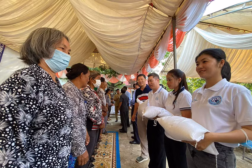 Cán bộ Đại sứ quán Việt Nam và Bệnh viện Chợ rẫy Phnom Penh trao quà cho bà con. (Ảnh: Sơn Xinh) Cán bộ Đại sứ quán Việt Nam và Bệnh viện Chợ rẫy Phnom Penh trao quà cho bà con. (Ảnh: Sơn Xinh)