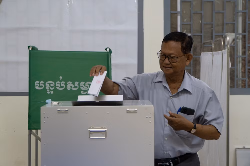 Cử tri đi bầu là những ủy viên Hội đồng xã, phường đương nhiệm. ẢNH: NGUYỄN HIỆP