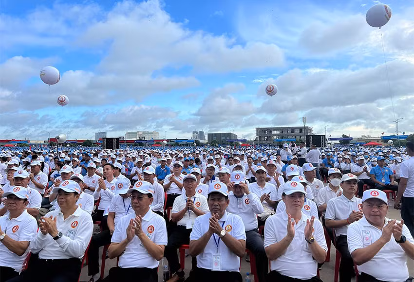 Hơn 70 nghìn đảng viên CPP và người ủng hộ tham dự lễ kỷ niệm tại Đảo Kim Cương ở Phnom Penh. (Ảnh: NGUYỄN HIỆP) Hơn 70 nghìn đảng viên CPP và người ủng hộ tham dự lễ kỷ niệm tại Đảo Kim Cương ở Phnom Penh. (Ảnh: NGUYỄN HIỆP)