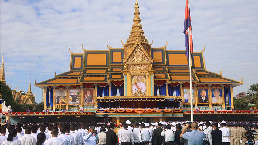 Mit-tinh diễn ra trọng thể tại quảng trường Hoàng cung, sáng 30/10. (Ảnh: HUY VŨ) Mit-tinh diễn ra trọng thể tại quảng trường Hoàng cung, sáng 30/10. (Ảnh: HUY VŨ)