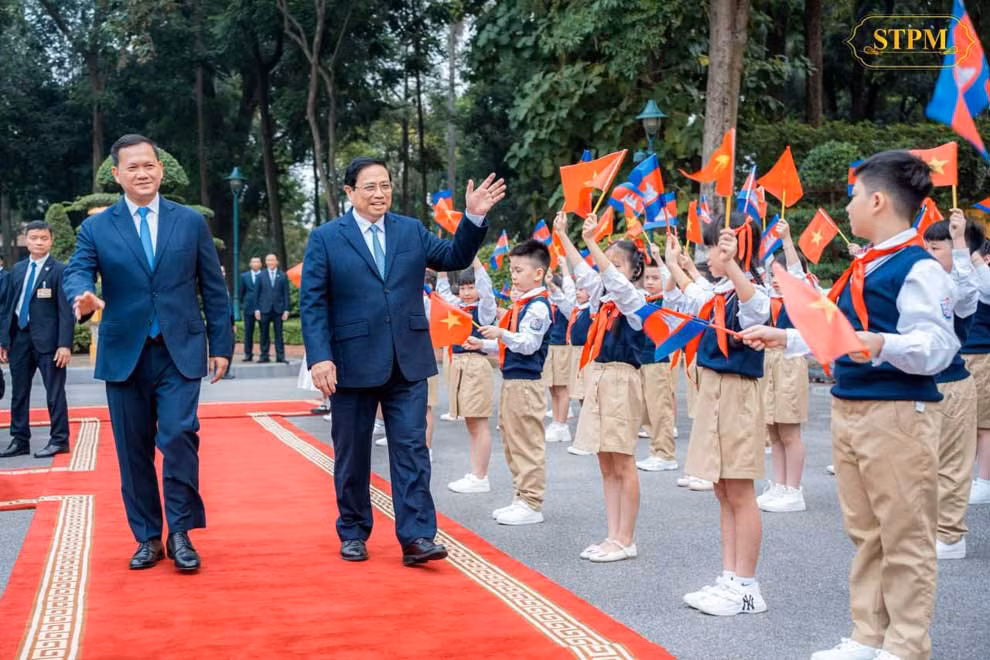 Các em thiếu nhi vẫy chào Hai Thủ tướng.