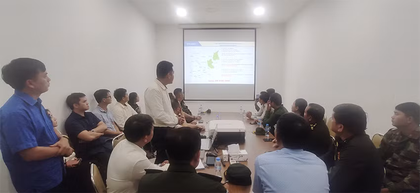 Các đại biểu nghe giới thiệu về các dự án đầu tư của Thaco Agri tại Campuchia. (Ảnh: NGUYỄN HIỆP)
