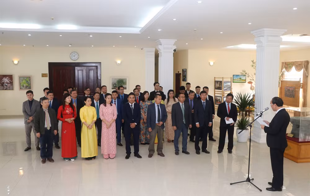 Năm 2023, Đảng bộ tại Campuchia được tặng bằng khen đạt thành tích trong tham gia cuộc thi Bảo vệ nền tảng tư tưởng của Đảng; đấu tranh phản bác các quan điểm sai trái, thù địch trong tình hình mới. (Ảnh: Nguyễn Hiệp) Năm 2023, Đảng bộ tại Campuchia được tặng bằng khen đạt thành tích trong tham gia cuộc thi Bảo vệ nền tảng tư tưởng của Đảng; đấu tranh phản bác các quan điểm sai trái, thù địch trong tình hình mới. (Ảnh: Nguyễn Hiệp)