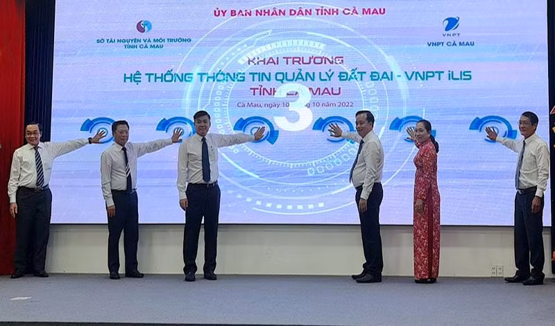 Các đại biểu nhấn nút khai trương, vận hành “Hệ thống thông tin quản lý đất đai VNPT- iLIS”.