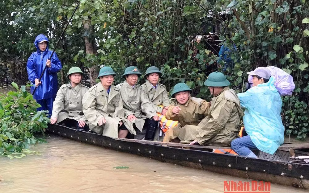 Phó Thủ tướng Lê Văn Thành cùng lãnh đạo tỉnh Thừa Thiên Huế di chuyển bằng đò đến vùng đang bị ngập lụt nặng - xóm Mỹ Ổn, thôn An Xuân, xã Quảng An, huyện Quảng Điền.