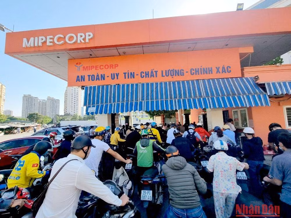 Người dân xếp hàng đông nghịt chờ mua xăng tại cửa hàng xăng dầu của Mipec (đối diện chợ tạm Nam Trung Yên, Cầu Giấy, Hà Nội).