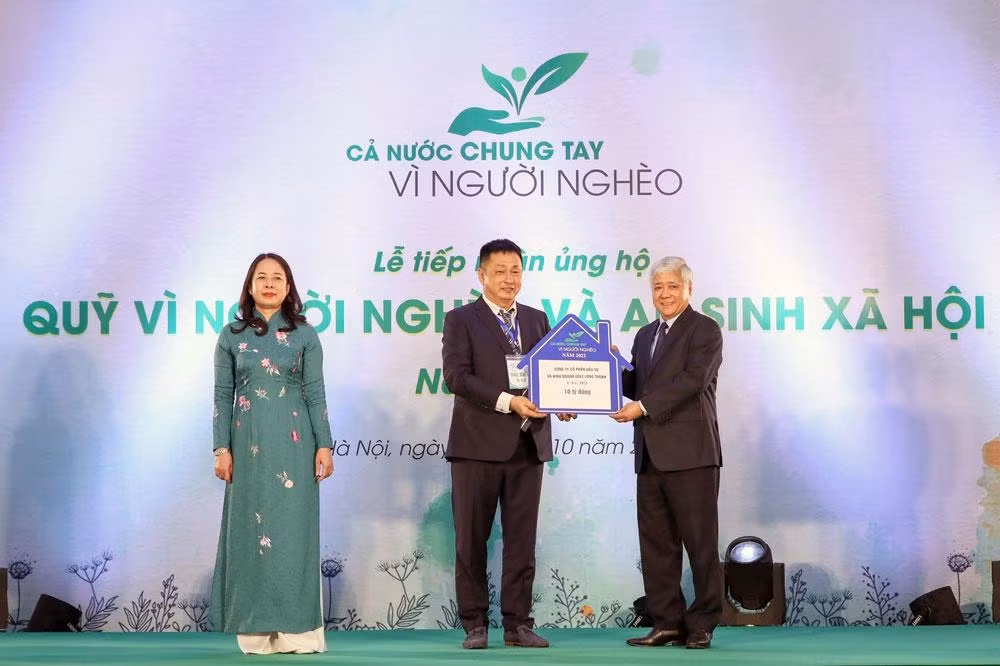 Lãnh đạo Ủy ban Trung ương Mặt trận Tổ quốc Việt Nam nhận đóng góp vào Quỹ vì người nghèo của Công ty đầu tư và Kinh doanh Golf Long Thành.