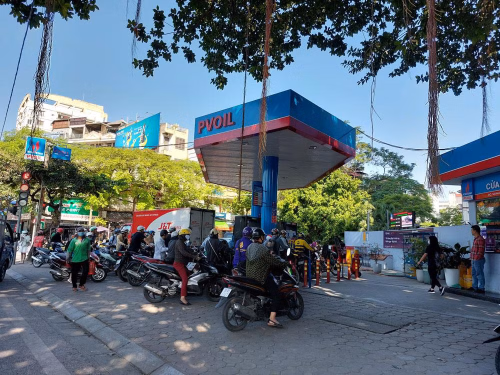 Dòng người đông đúc tại cây xăng trên đường Hoàng Quốc Việt.
