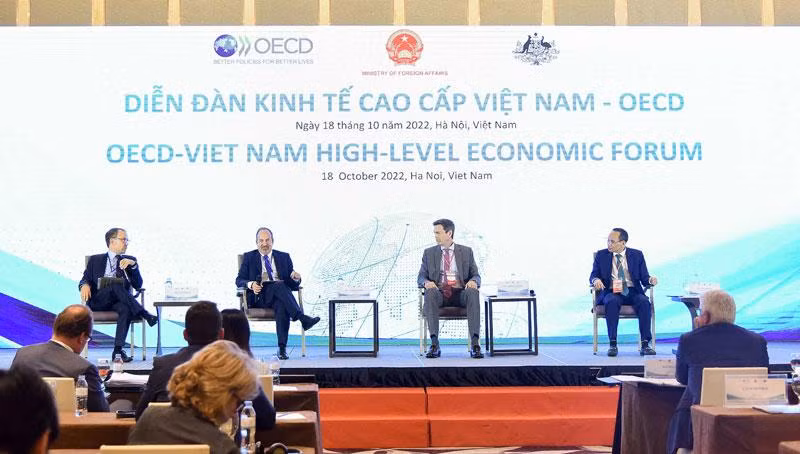 Các đại biểu tại Phiên thảo luận về triển vọng kinh tế vĩ mô. (Ảnh: Báo Thế giới và Việt Nam)