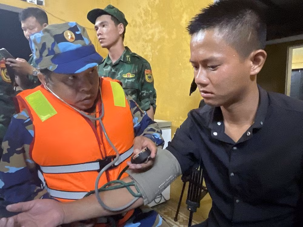 Quân y Biên phòng thăm, khám sức khỏe cho ngư dân bị nạn.