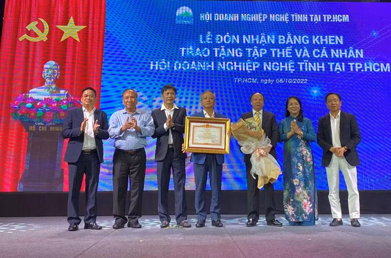 Đại diện Hội Doanh nghiệp Nghệ Tĩnh tại TP Hồ Chí Minh đón nhận Bằng khen của Thủ tướng Chính phủ trao tặng.