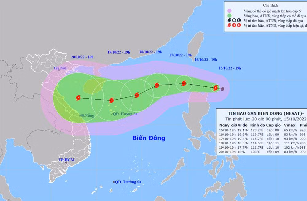 Vị trí và hướng di chuyển của bão gần Biển Đông. (Nguồn: nchmf.gov.vn)