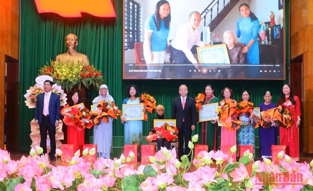 Hội nghị nhằm tôn vinh, biểu dương các cá nhân phụ nữ có nhiều đóng góp, những hành động, việc làm đem lại lợi ích cho cộng đồng xã hội.