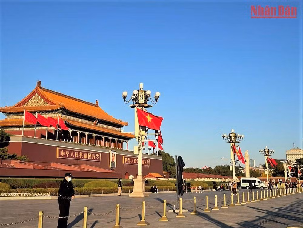 Quốc kỳ Việt Nam và Trung Quốc tung bay tại khu vực Quảng trường Thiên An Môn trước lễ đón chính thức ngày 31/10. (Ảnh: HỮU HƯNG)