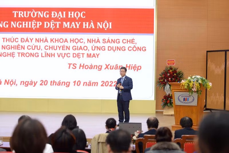 TS Hoàng Xuân Hiệp báo cáo đề tài nghiên cứu tại hội nghị. TS Hoàng Xuân Hiệp báo cáo đề tài nghiên cứu tại hội nghị.