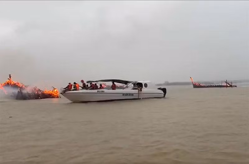 Hiện trường vụ ca-nô cháy tại khu vực bến Cửa Đại.