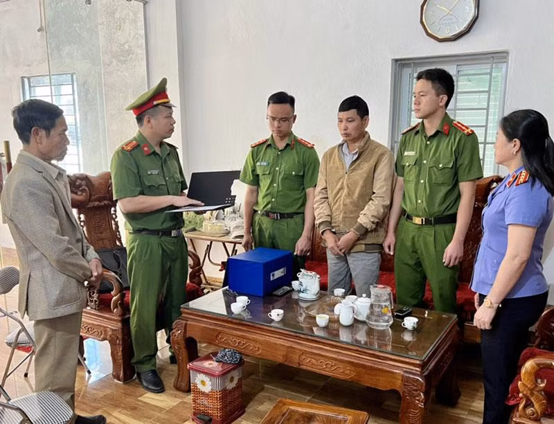 Cơ quan Cảnh sát điều tra đọc quyết định khởi tố đối tượng Phạm Viết Nhuận.