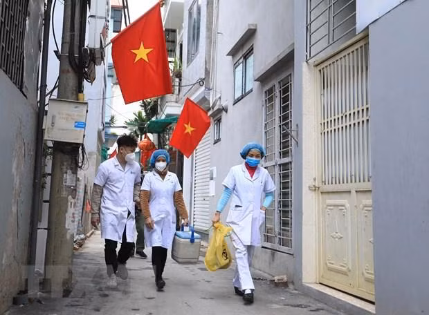 Đội tiêm vaccine lưu động đến từng ngõ, vào từng nhà có người già yếu, khó khăn trong việc di chuyển. (Ảnh: Hoàng Hiếu/TTXVN)