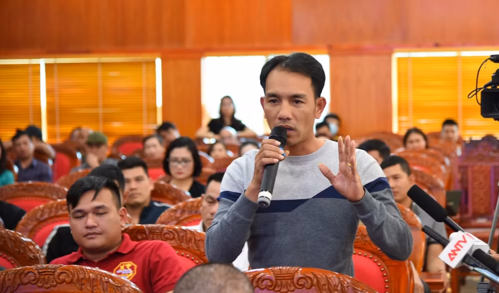 Đại diện các doanh nghiệp vận tải tại Điện Biên nêu ý kiến tại buổi đối thoại. Đại diện các doanh nghiệp vận tải tại Điện Biên nêu ý kiến tại buổi đối thoại.