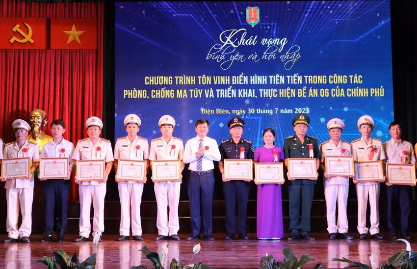 Đồng chí Lê Thành Đô, Chủ tịch Ủy ban nhân dân tỉnh Điện Biên tặng Bằng khen cho các tập thể có thành tích trong phòng chống ma túy và thực hiện Đề án 06.
