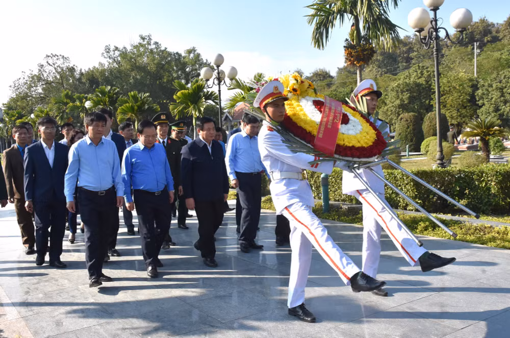 Đồng chí Nguyễn Xuân Thắng, Ủy viên Bộ Chính trị, Giám đốc Học viện Chính trị quốc gia Hồ Chí Minh, cùng Đoàn công tác viếng các anh hùng liệt sĩ tại nghĩa trang liệt sĩ A1.