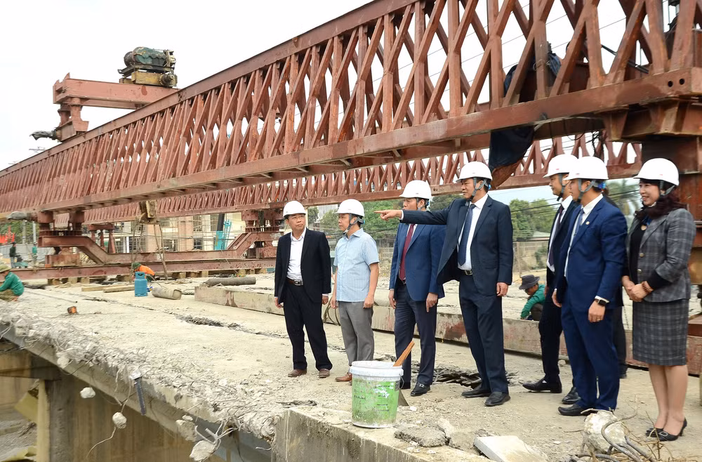 Ông Lê Thành Đô, Chủ tịch UBND tỉnh Điện Biên thị sát công trình thi công cầu Thanh Bình.